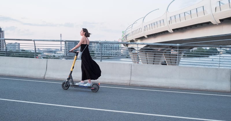 E-Scooter mit Sitz: Komfortabel durch den Alltag – die besten Modelle im Test