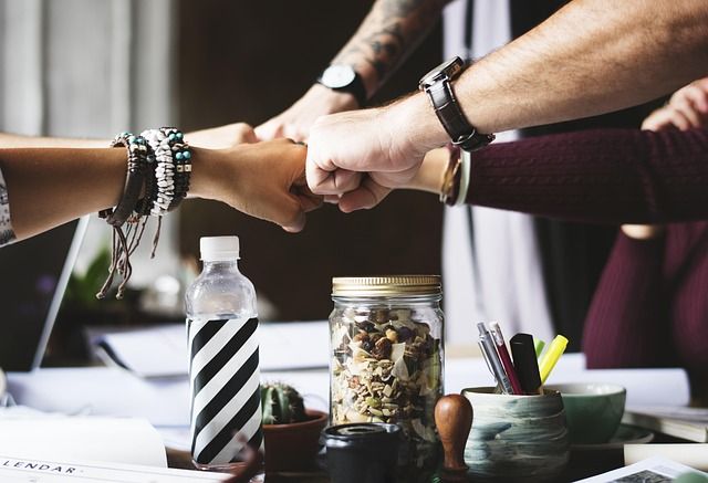 Die Weisheiten der Nondualität: Ein Blick auf Sharing Nonduality.de